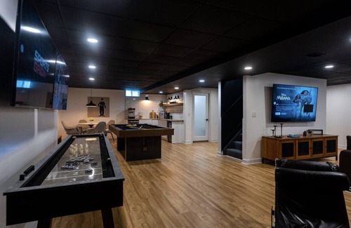 Athens Casa | Lake house with a game room