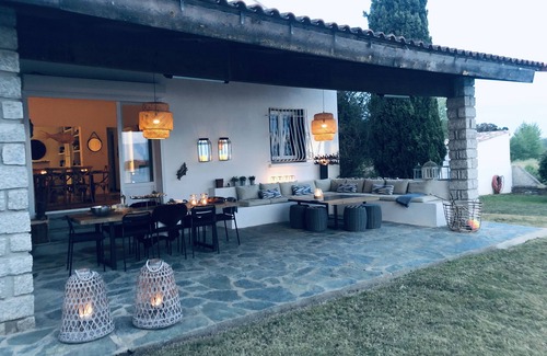 Aleria Casa | Casa del lago con vistas increíbles y el agua salada Piscina en Córcega