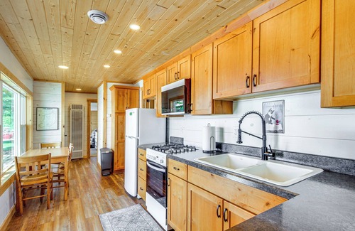 Nisswa Cabina | Lake Hubert Cabin w/ Private Deck + Boat Dock