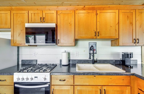 Nisswa Cabina | Lake Hubert Cabin w/ Private Deck + Boat Dock