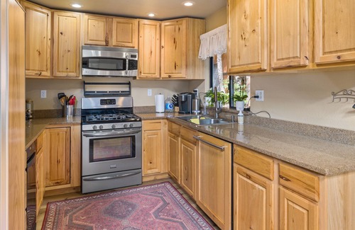 Easton Cabina | Lake Kachess area family cabin, pet friendly, beautiful views.