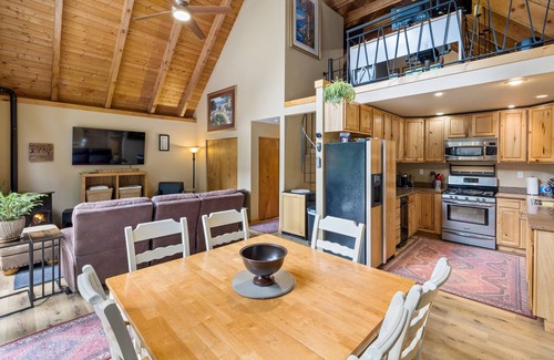 Easton Cabina | Lake Kachess area family cabin, pet friendly, beautiful views.