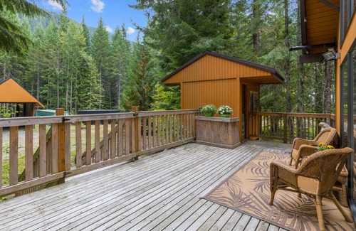 Easton Cabina | Lake Kachess area family cabin, pet friendly, beautiful views.
