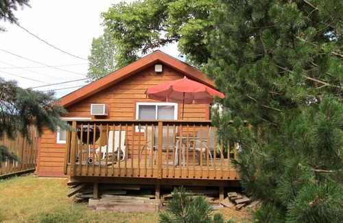 Stoughton Cabaña | Lake Kegonsa cedar efficiency cottage