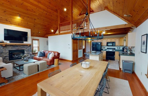Seneca Cabina | Lake Keowee Cabin: Peaceful and Bright