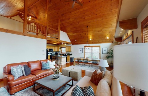 Seneca Cabina | Lake Keowee Cabin: Peaceful and Bright