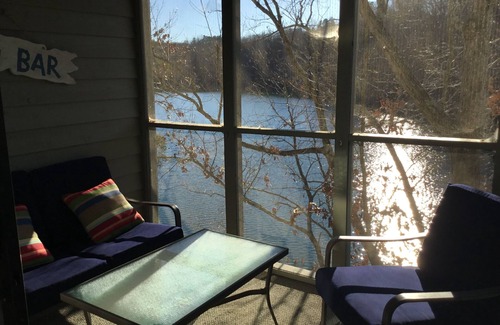 Seneca Condominio | Lake Keowee Condo con excelentes vistas, piscina al aire libre cerca de Clemson y Marina.