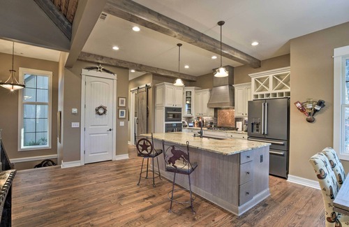 Seneca Cabaña | Lake Keowee Cottage w/ Deck & Private Dock!