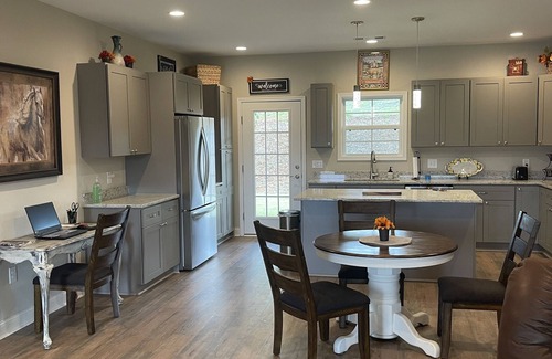 Seneca Casa | Lake Keowee Country Cottage centrally located to 3 lakes & many charming towns