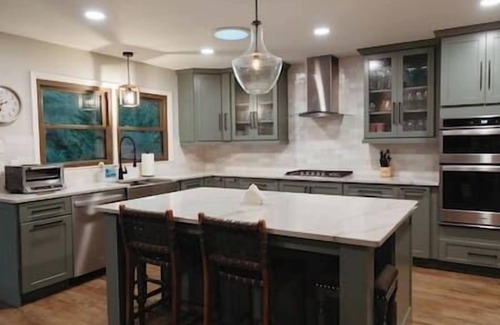 West Union Casa | Lake Keowee Home w Dock, Kayaks, Hot Tub!