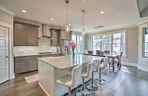 Seneca Casa | Seneca Home w / Porche y muelle privado en el lago Keowee!