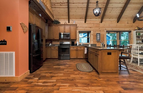 Seneca Casa | Lake Keowee l Waterfront Log home with dock and only 20 min to Clemson