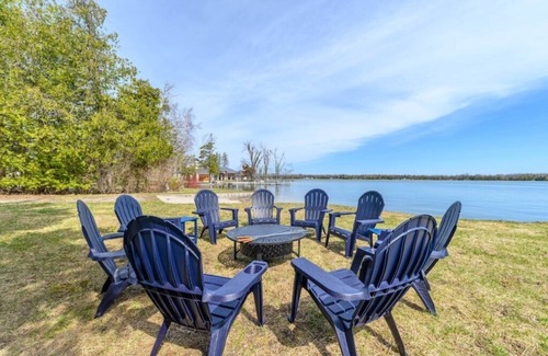 Alpena Casa | Lake|King|Kayaks|Game room|Firepit|AC|Dock