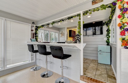 Gainesville Casa | lake lanier lakefront with private dock, king bed, pet friendly