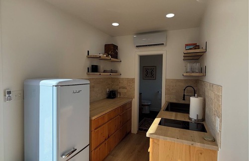 Burnet Casa | Lake LBJ Container Home with Rooftop Tub
