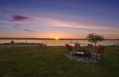 Traverse City Cabaña | Casa de campo del lago Leelanau con playa privada y vistas a la puesta de sol. 10 millas de TC