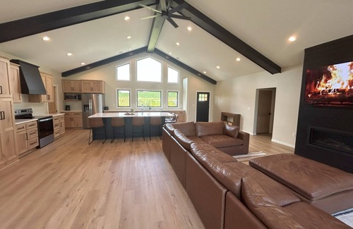 Alexandria Cabina | Lake Life-4-bedroom single level cabin.