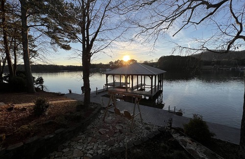Rainbow City Casa | Lake Life! 4 BR Waterfront Home on Neely Henry