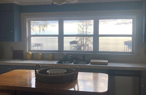 Summerton Casa | Lake life paradise! Spacious 5 bedroom lakefront with new covered dock