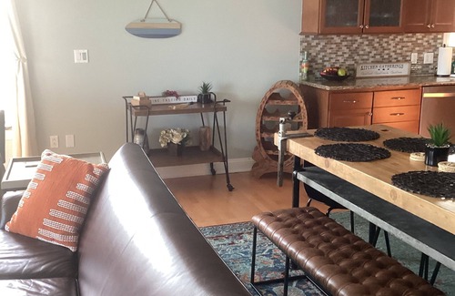 Geneva-on-the-Lake Condominio | Lake Life-The beach is your back yard ! 3br/3bath