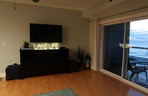 Geneva-on-the-Lake Condominio | Lake Life-The beach is your back yard ! 3br/3bath