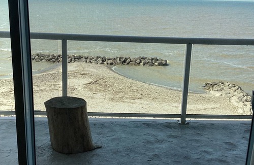 Geneva-on-the-Lake Condominio | Lake Life-The beach is your back yard ! 3br/3bath