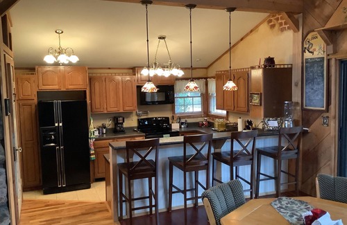 Grove Cabina | Lake lodge with Grand Lake views close to marina and Honey Creek Hive Mini Golf
