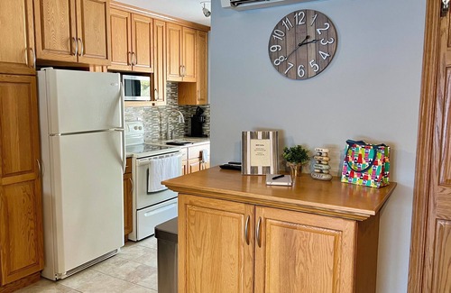 Clam River Condominio | LAKE❤️LOVE Lakeside retreat. Clean, fully stocked kitchen, 2 kayaks, sleeps 4.