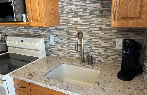 Clam River Condominio | LAKE❤️LOVE Lakeside retreat. Clean, fully stocked kitchen, 2 kayaks, sleeps 4.