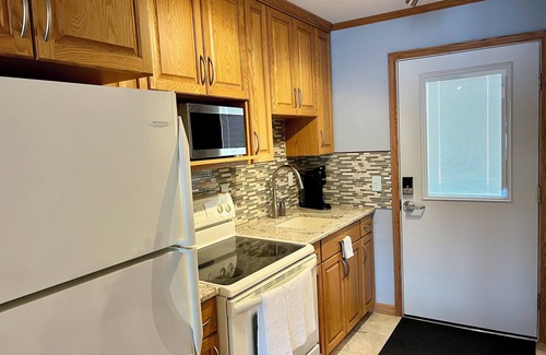 Clam River Condominio | LAKE❤️LOVE Lakeside retreat. Clean, fully stocked kitchen, 2 kayaks, sleeps 4.