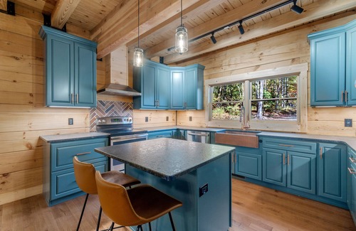 Lake Lure Cabina | Lake Lure's Newest Luxury Log Cabin Behind The Gates of Rumbling Bald Resort!