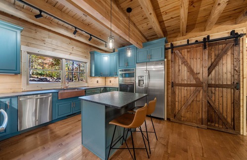 Lake Lure Cabina | Lake Lure's Newest Luxury Log Cabin Behind The Gates of Rumbling Bald Resort!