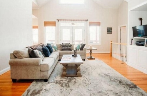 Penhook Casa | Lake luxury: Hot tub, Wifi, ping pong, pool, air hockey table