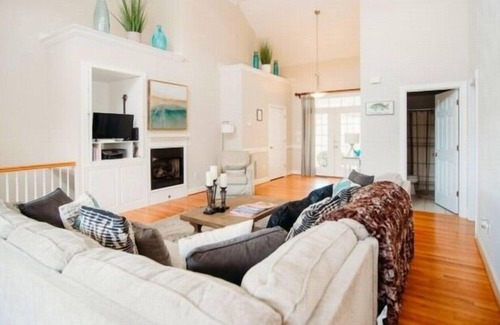 Penhook Casa | Lake luxury: Hot tub, Wifi, ping pong, pool, air hockey table