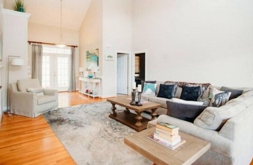 Penhook Casa | Lake luxury: Hot tub, Wifi, ping pong, pool, air hockey table