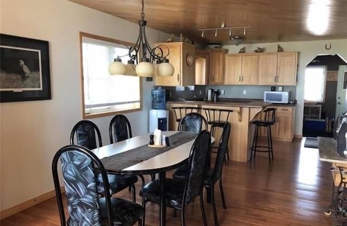 Eriksdale Cabaña | Lake Manitoba Sugar Point 4 season Cozy Getaway