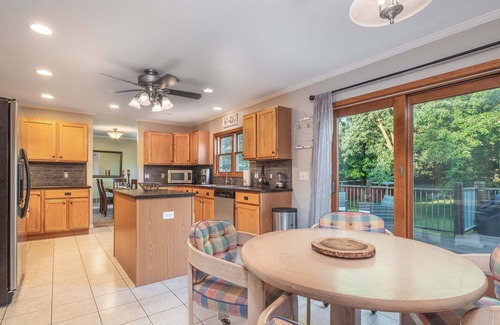 Bridgman Casa | SW Mi Getaway w / Hot Tub - Cerca de las playas del lago Mi, golf, cervecerías y enoturismo