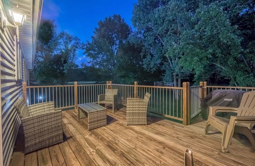 Bridgman Casa | SW Mi Getaway w / Hot Tub - Cerca de las playas del lago Mi, golf, cervecerías y enoturismo