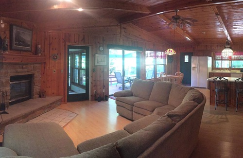 Sturgeon Bay Casa | Lake Michigan Beach Home w / 107 'de playa privada de arena! ¡Mascotas bienvenidas! 🐾
