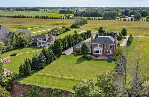 Newton Casa | Lake Michigan Gem: Private Beach & Game Room