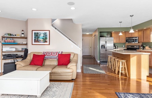 Shelby Casa | Lake Michigan - Newer Cottage / Home A few steps from Lake Michigan's Beach
