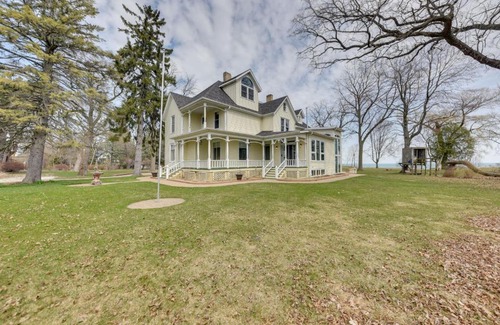 Racine Casa | Lake Michigan Vacation Rental with Private Beach!