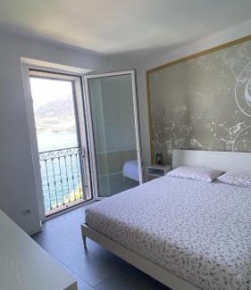 Lezzeno Casa | Lake Mirror