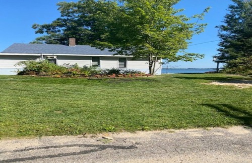 Lake City Cabaña | Linda casa de campo de 3 habitaciones en todos los deportes en el Lago Missaukee, esperando a tu familia.