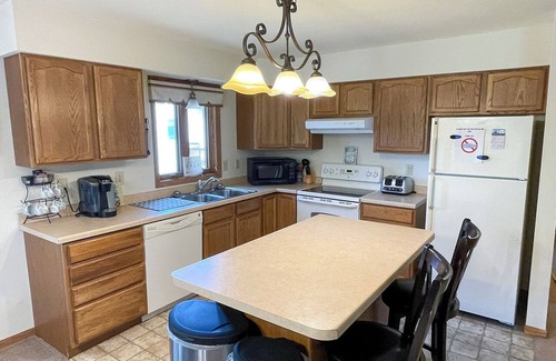 Tomahawk Apartamento | Lake Mohawksin Shores Unit C, Upper One bedroom Lakeside Apartment