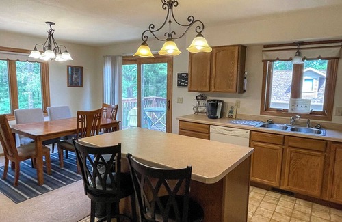 Tomahawk Apartamento | Lake Mohawksin Shores Unit C, Upper One bedroom Lakeside Apartment