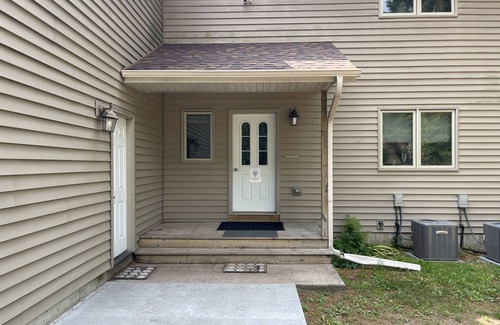 Tomahawk Apartamento | Lake Mohawksin Shores Unit C, Upper One bedroom Lakeside Apartment