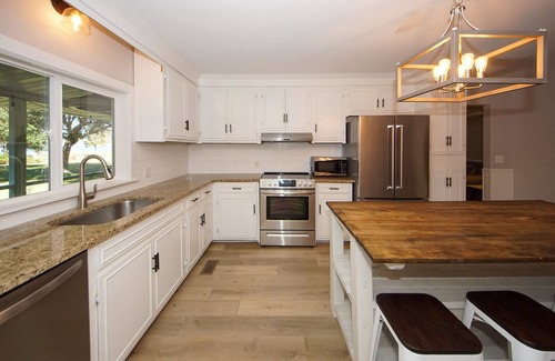Moncks Corner Casa | Alquiler de vacaciones frente al lago con embarcadero privado!