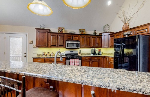 Hiawassee Casa | Lake & Mountain-View Hideaway w/ Fireplace, AC, WiFi & 4 TVs - Dogs Welcome