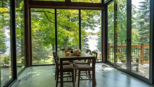 Muskoka Lakes Casa | Lake Muskoka 3-bdrm Cottage - Pier 100 #70